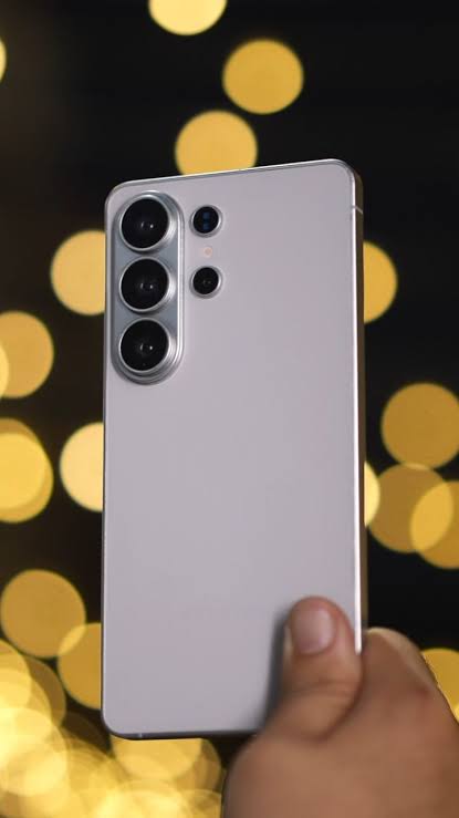 Samsung Galaxy S26 lineup with circular camera rings and minimalist rear panel design.”